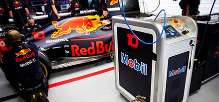 Voiture de course F1 Red Bull dans le garage