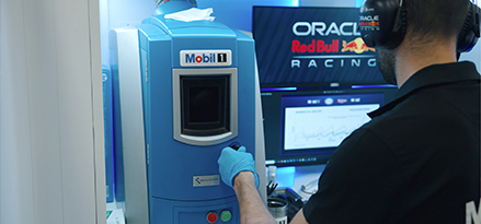 Ingénieur Red Bull utilisant la machine de test en laboratoire Mobil 1
