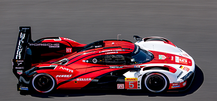Voiture de course Porsche rouge et blanche sur la piste