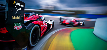 Voiture de course Porsche sur un circuit