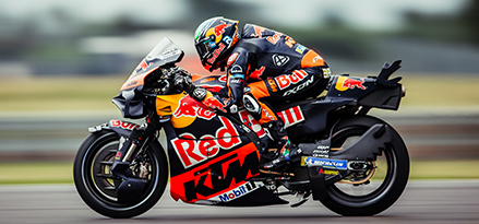 Moto Red Bull roulant le long de la piste