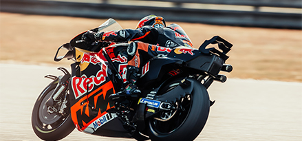 Pilote Red Bull roulant sur un circuit