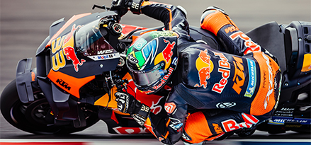 Pilote Red Bull prenant un virage sur une moto Red Bull