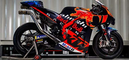 Moto Red Bull dans un garage