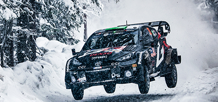 Voiture de course Toyota roulant à travers la neige