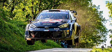Voiture Toyota Gazoo Racing roulant dans les airs au-dessus de la route