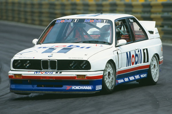Emanuele Pirro au volant d'une voiture de rallye à Macay Guia en 1992