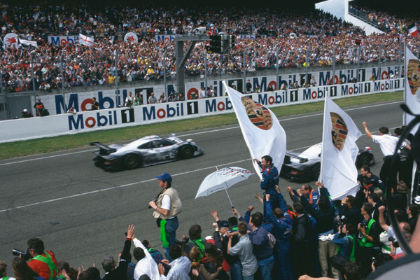 Course automobile Porsche sur piste au Mans en 1998