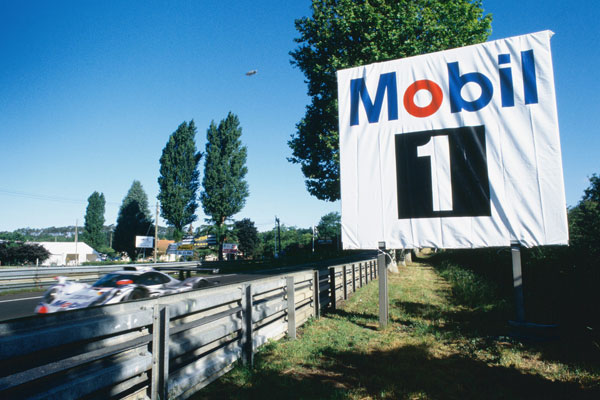 Panneau Mobil 1 au bord de la piste du Mans en 1998