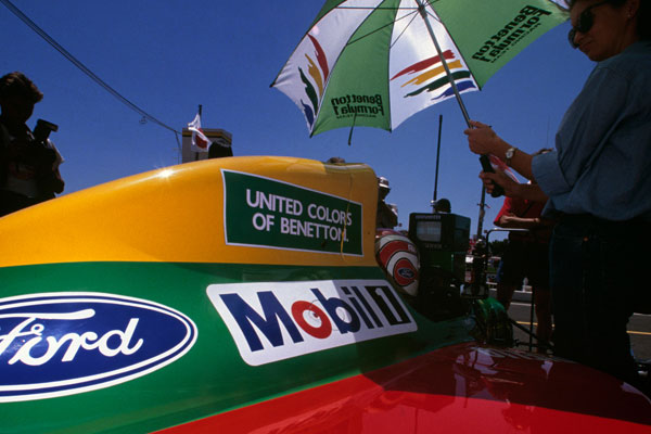 Voiture de F1 affichant les logos Mobil 1 et Ford au soleil