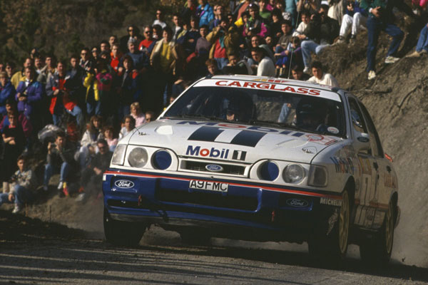 François Delecour conduisant dans une voiture de rallye au Rallye Monte Carlo 1992