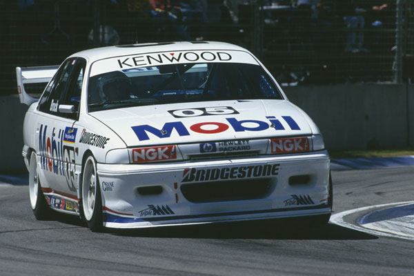 Peter Brock conduisant à Bathurst en 1997