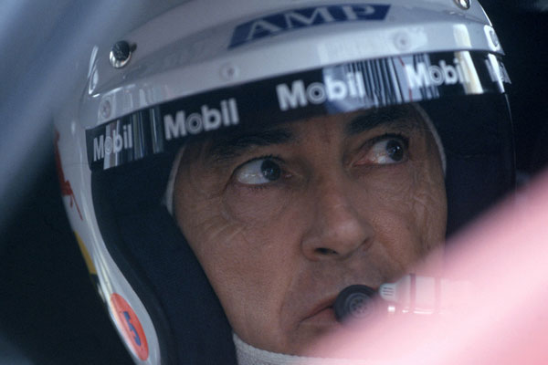 Peter Brock parle dans un microphone et porte son casque 1997