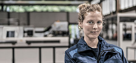 Client Mobil dans une usine de fabrication