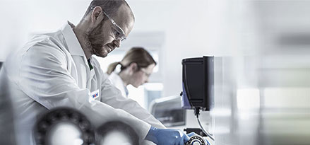 Technicien Mobil dans un laboratoire