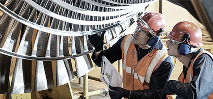 Employés Mobil regardant une turbine