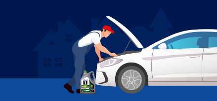 Une personne avec le capot d'une voiture relevé et une bouteille de Mobil 1 à côté