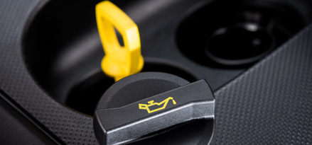 Ouverture du bouchon de remplissage d'huile moteur