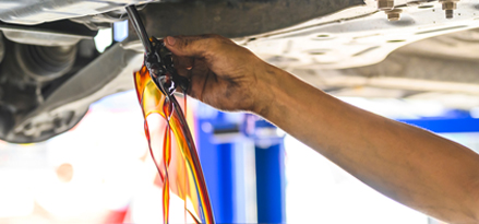 Fuite d'huile de la voiture dans un seau