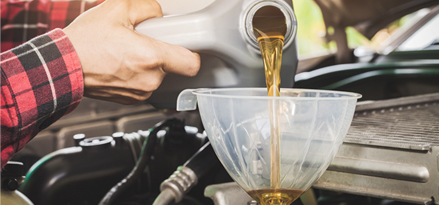 Fuite d'huile moteur d'un entonnoir