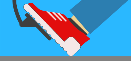 Une personne appuie sur l'accélérateur pour accélérer la voiture