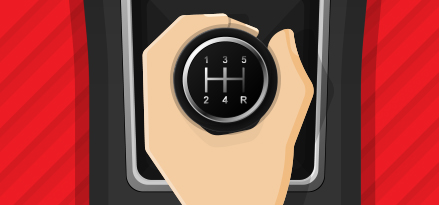 Quelqu'un tenant un levier de vitesse