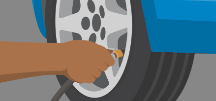 Una persona che gonfia le gomme della propria auto