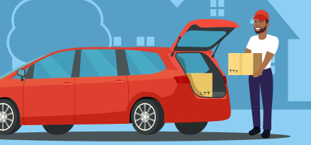 Quelqu'un sort des cartons du coffre de sa voiture