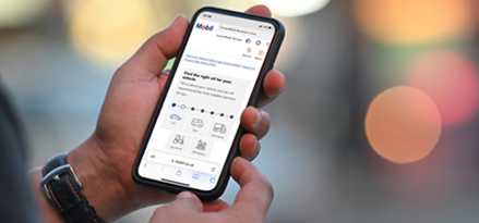 Personne regardant le téléphone