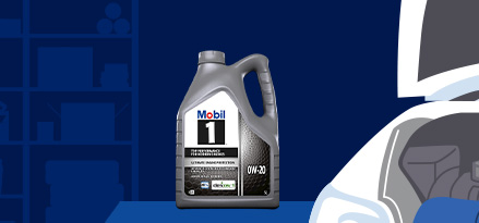 0W-20 est affiché dans le coffre de la voiture