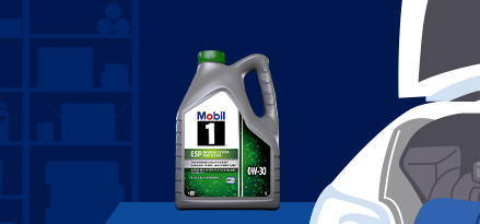 0W-30 est affiché dans le coffre de la voiture