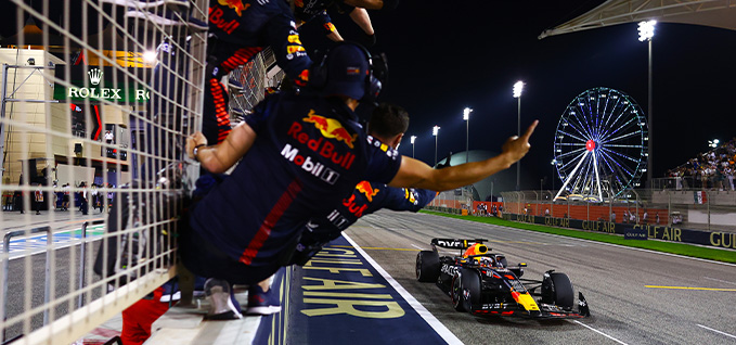 L’équipe Red Bull joyeuse en franchissant la ligne d’arrivée