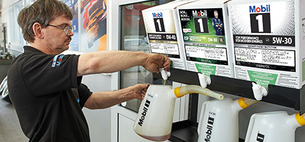 Une personne faisant le plein dhuiles Mobil