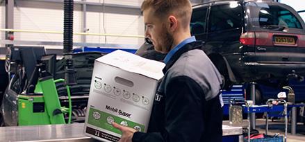 Personne travaillant dans un atelier et tenant une Mobil Boxx