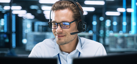 Personne assise au bureau d'assistance avec un casque