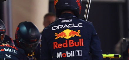 Un pilote de F1 portant une veste de course Oracle Red Bull Mobil 1