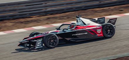 Voiture Porsche Formula E sur la piste