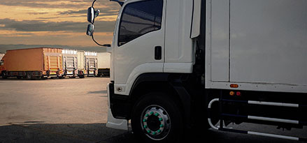 Camion d’une flotte de véhicules utilitaires sur un parking avec d’autres camions