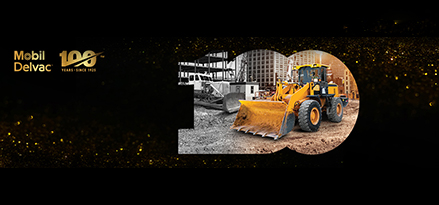 Excavatrice sur un chantier de construction avec des étincelles dorées
