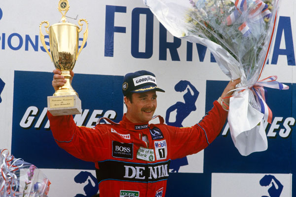 Nigel Mansell tenant un trophée au Grand Prix de Belgique en 1986