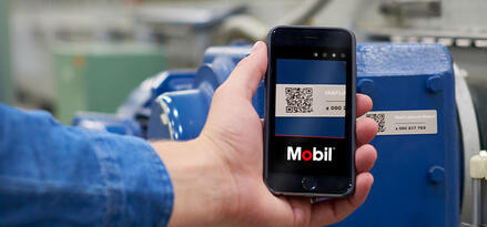 Client Mobil utilisant l’application Mobil Lubricant Analysis pour scanner un code QR exemple