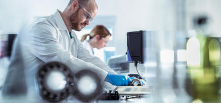 Analyste de laboratoire travaillant sur un roulement