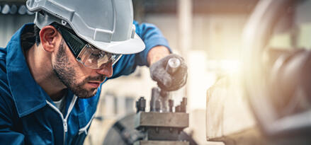 Un ingénieur travaillant sur une machine industrielle